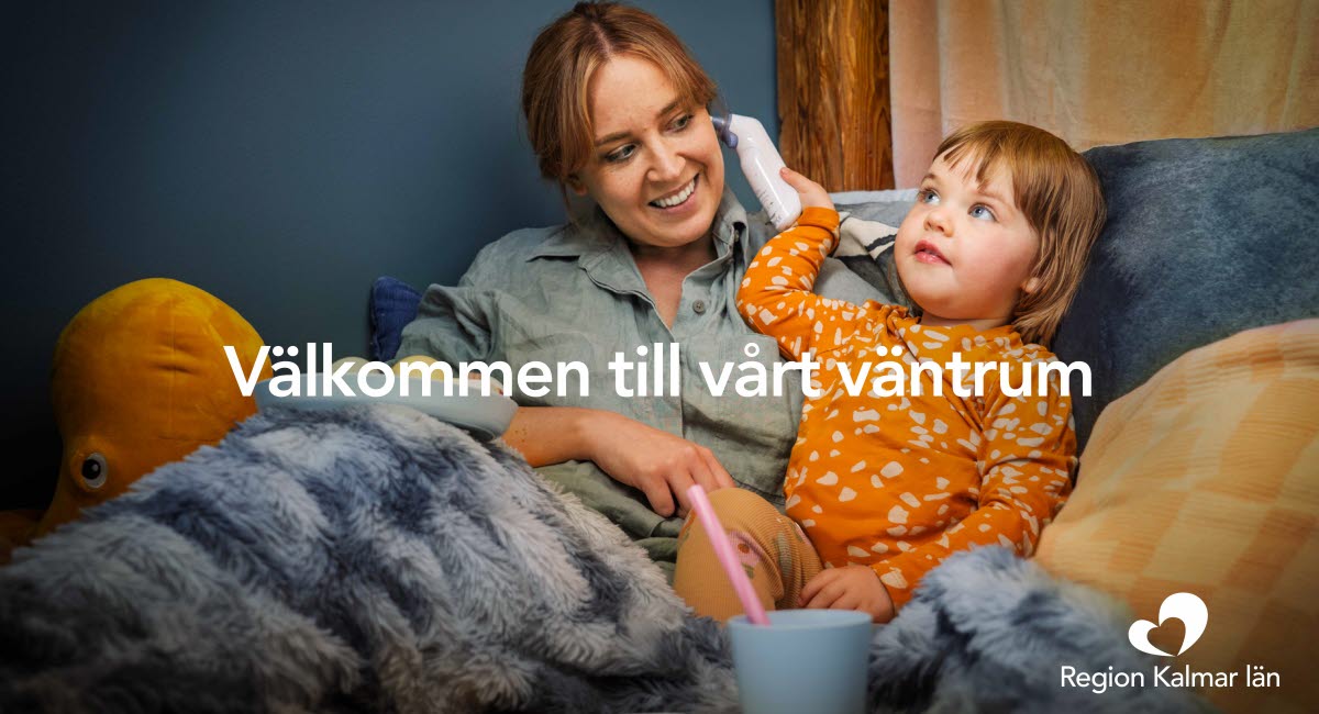 Vuxen och barn som sitter hemma i sin soffa. Text över: Välkommen till vårt väntrum.